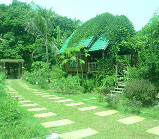 Sampan Resort Lawn